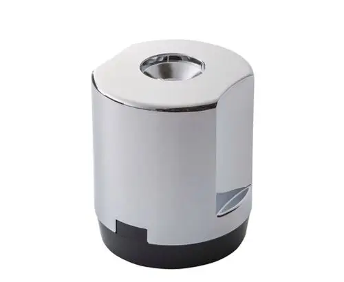Chromfarbener Griff von Ideal Standard mit runder Öffnung und seitlichem Schlitz, geeignet für regulierende Funktionen in Badeinrichtungen.